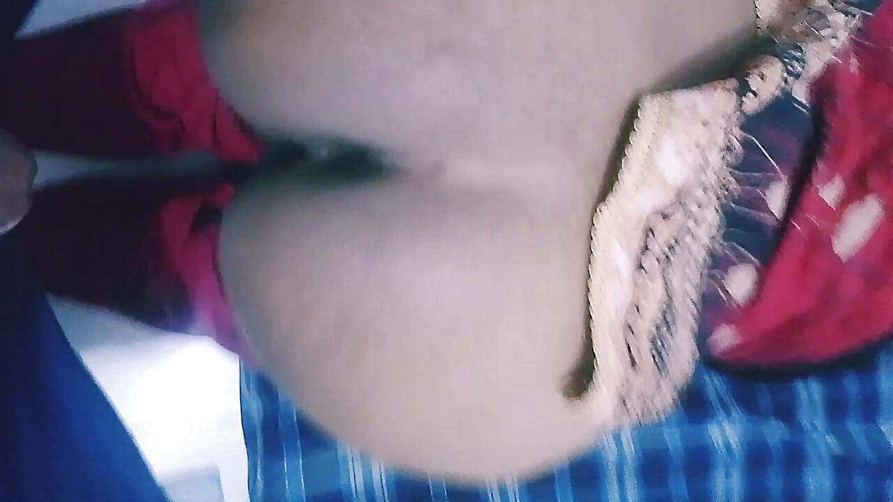 ペニスに飢えたぽっちゃりミルフが若い男性と激しくセックスする