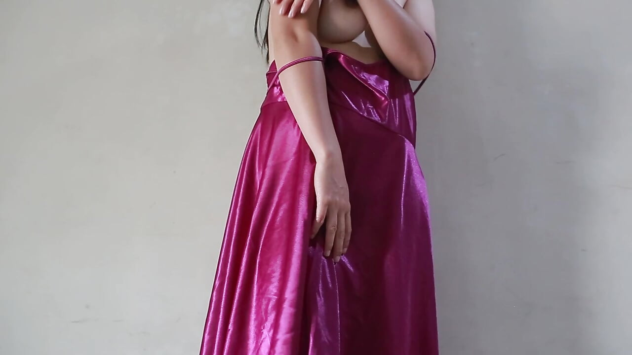 UNA CHICA QUE LLEVA UN VESTIDO SEXY DE SATÉN EN EL ÚLTIMO INDO