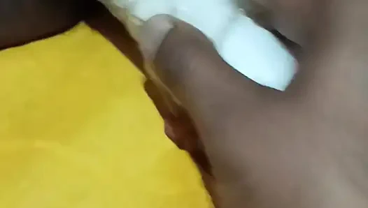 дези сполна наслаждается дилдо