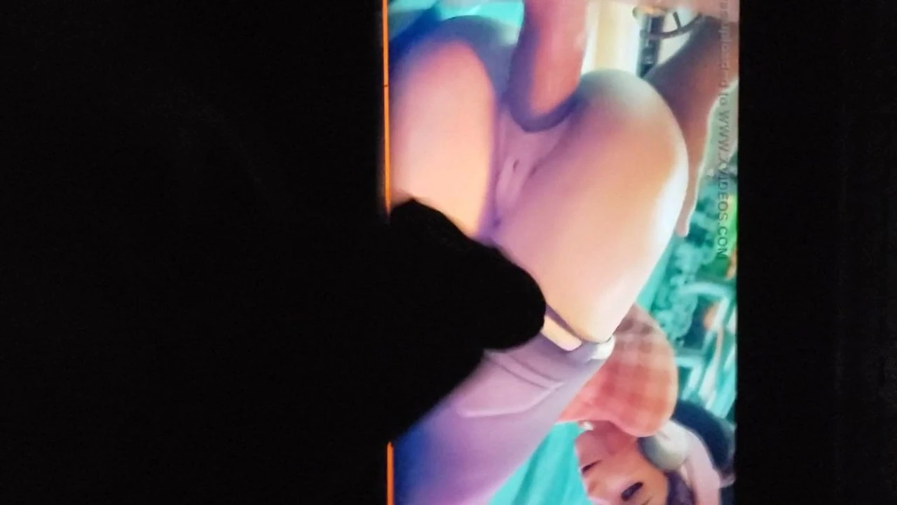 Cumshot för d.va medan hon tar en fin bultande i röven