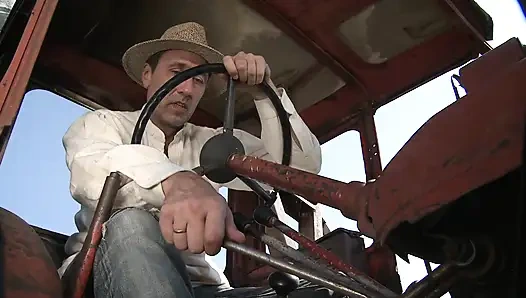 Pria beruntung dalam seks luar ruangan dengan brunette