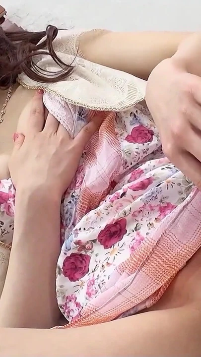 “可爱的日本少女在选角时和hitachi一起自慰她的毛茸茸的小阴户”的标志性时刻