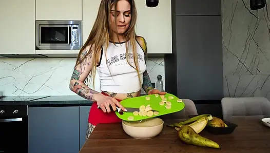 Bir salata hazırlıyordum ki aniden vajinam aktı... Aç bir orospu gibi penisini tuttu ve beni seviştirdi!