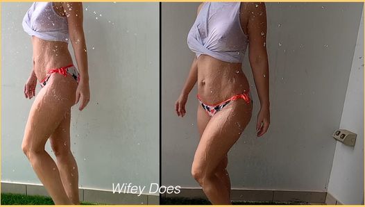 Wifey krijgt haar lichaam en perfecte geweldige bh-loze milf tieten nat en toont ze