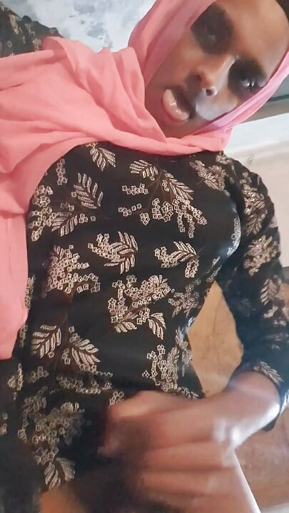 Sissy transvestã¤ntin trinkt ihr sperma beim spucken und anal fingern