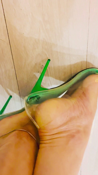 EmpressBellaSadic's sweaty and delicious feet inside the sxarpins