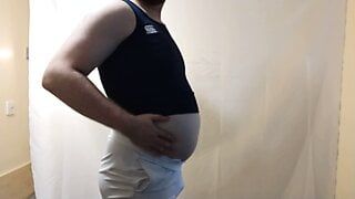 Adolescente obesa com roupas de ginástica apertadas