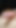 テーブルの上の割礼を受けていないチンポをしごく男