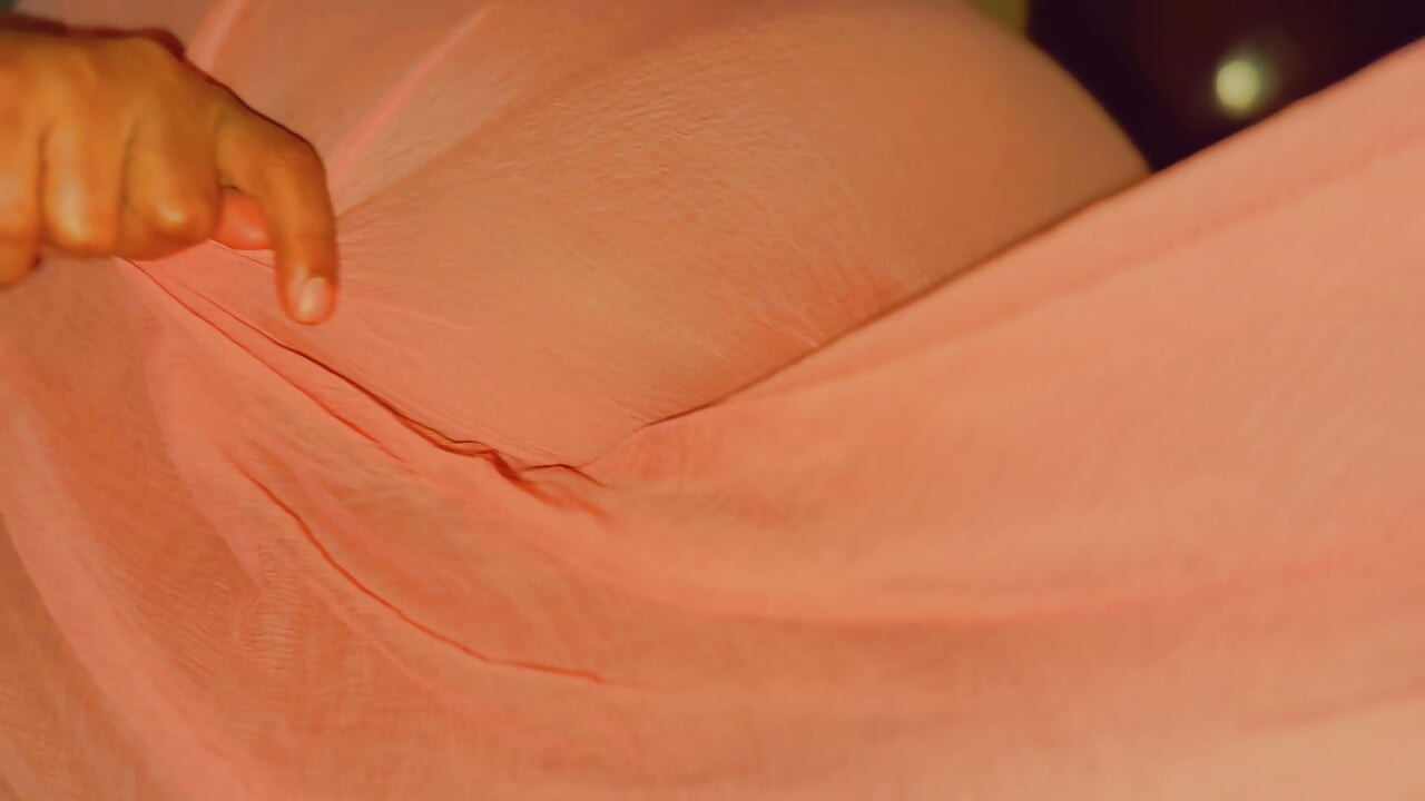 호텔 침대에서 혼자 있는 형과 자위하는 핫한 여동생