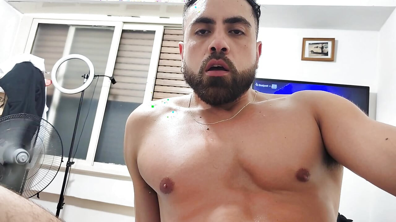 我们和我的朋友一起下场了, 他看到球员和事情失控了, 他很热辣