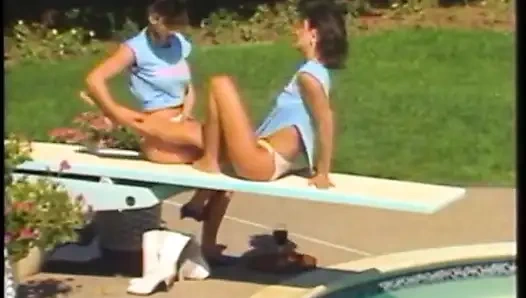Seksi esmer hatun sıkı amcığıyla arkadaşının büyük takma yarağına biniyor