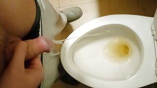 À la fac, un mec à la grosse bite épaisse a attendu 3 heures en ligne pour aller aux toilettes et a pissé de tout son cœur