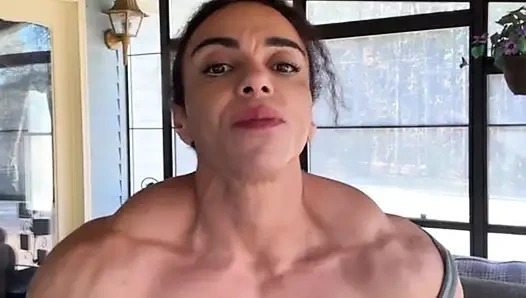 Черная мама развязывает огонь по культуризму подгибающее давление