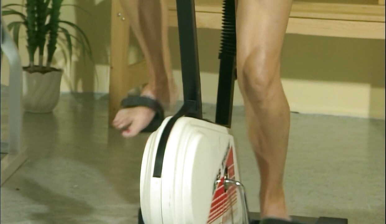 Mogna lesbiska slickar och fingrar våta hål på gymmet