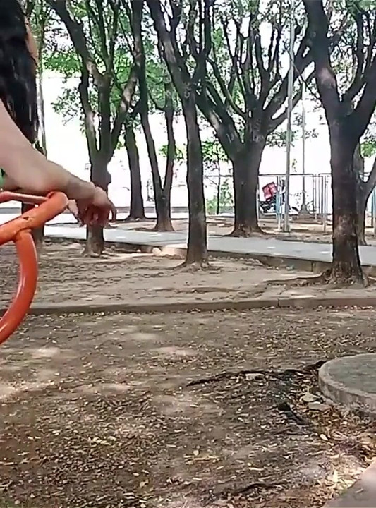 Îmi seduc vecina în parc, și îi dau bani să-mi fută pizda foarte bine șarjă de spermă în gură- poveste completă