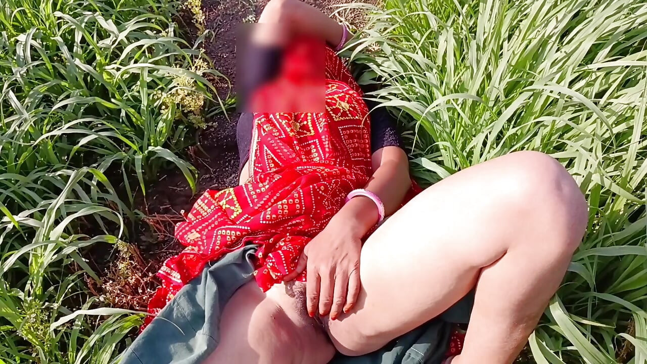 The beautiful sister-in-law of the desi village is yearning for sex with her slender waist in the field with her fingers in her beautiful pussy, showing her brother-in-law her brother-in-law.