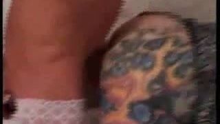 Bella donna con tatuaggi in trio anale