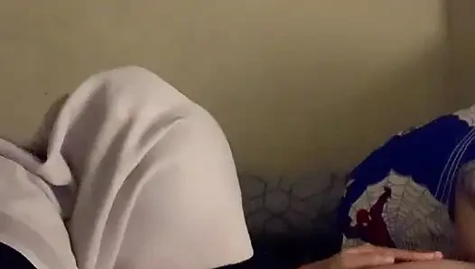 Sessizce üvey kız kardeşimin yarağını sikiyorum