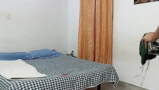 Üvey erkek kardeşim, beni mastürbasyon yaparken yakaladın, ona söyleme. Bölüm 1