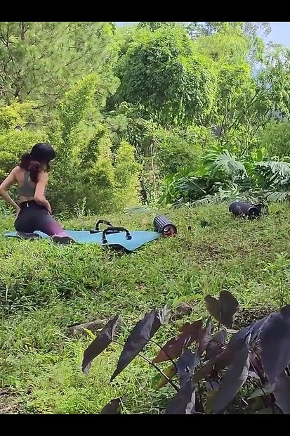 一个在农场走来走去的家伙看到我在做瑜伽, 最后操了我.