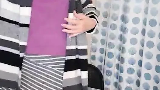 Ateşli orta yaşlı seksi kadın sandalyede dildosunu sikmeye çalışırken sorun yaşıyor!