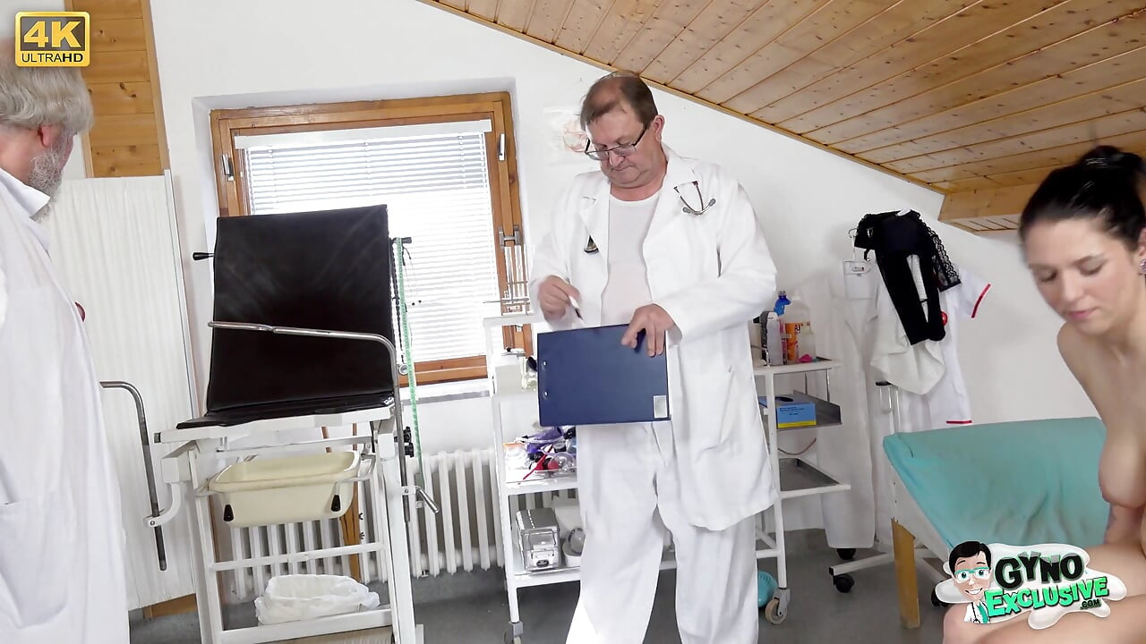 Πραγματικός γυναικολόγος οργασμός της χαριτωμένης νεαρής Sarah Simons