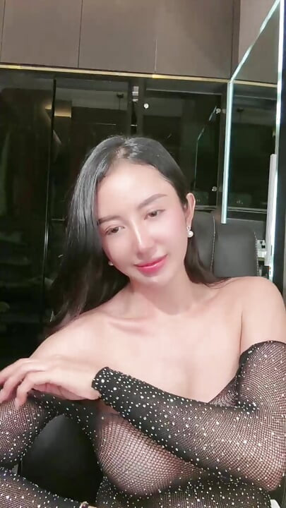 A GIRL WHO LIKES TO BE PAMPERED