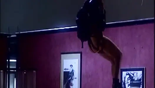 Büyük Memeli Sarışın Plajda Büyük Yaraklı Adam Tarafından Sikiliyor