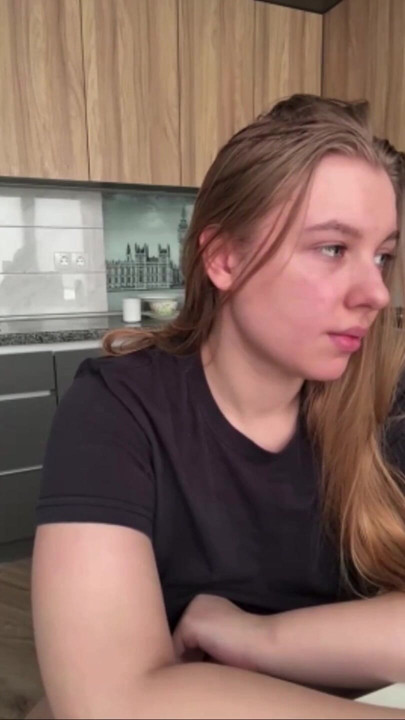 秘书Jucielussie在办公室的办公桌前调情 |剪辑 1