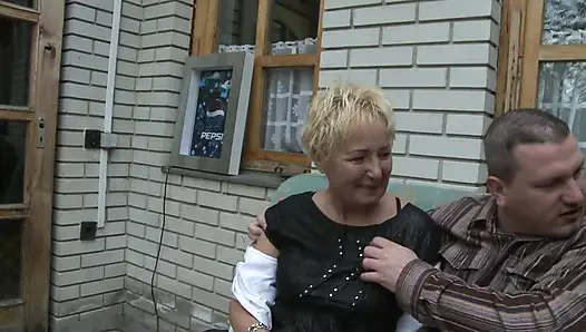 Извращенная Зрелая Gizi Zsuzsa Трахается В Тройничке На Улице