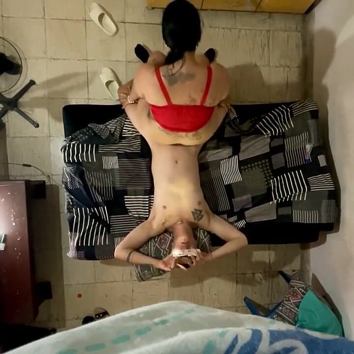 Vợ mông to ngồi chồng trong chiếc quần lót đỏ