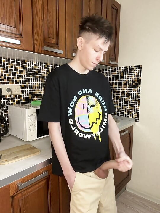 若いイケメンの噴出する絶頂の喜び