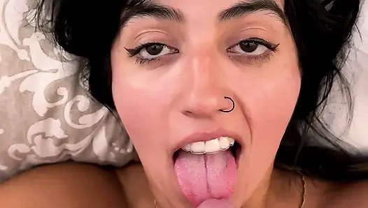 Akşamdan kalma Pakistanlı sürtük büyük bir yüze boşalma alıyor