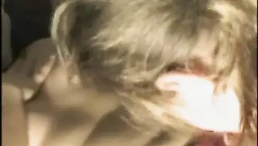 Zwei sexy küken befriedigen sich gegenseitig die muschi