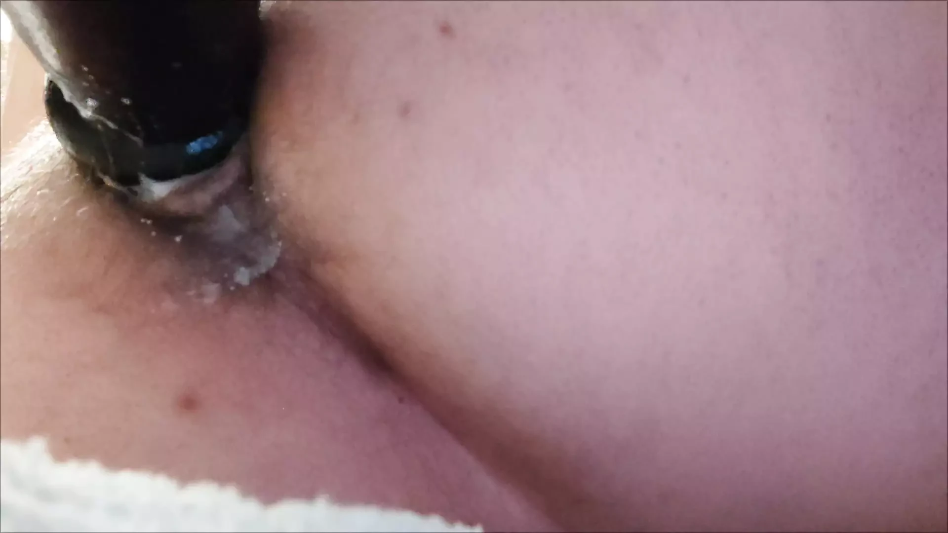 Cewek sange ini ngentot memeknya pakai dildo sampai menganga lebar