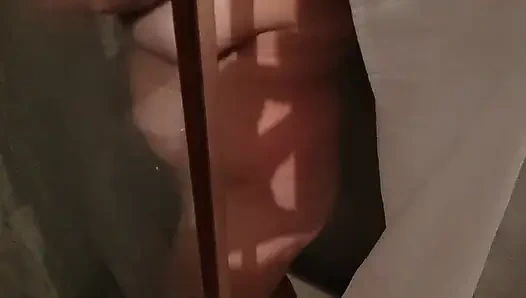 Застукал мою сводную сестру в душе. Она позволила мне наблюдать за ее грудастого тела