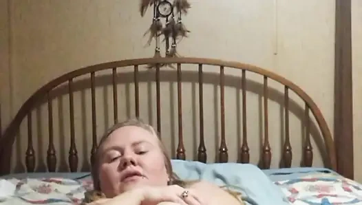 Cewek aduhai ini lagi asik masturbasi memeknya sampai muncrat