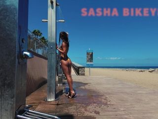 Viajar desnudo - ducha de playa pública. Sasha Bikeyeva.canarias