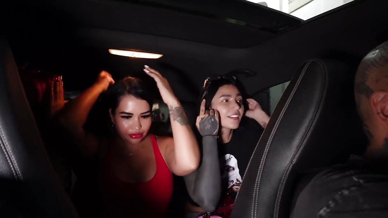Pedimos Junto Con Mis Amigas Un Uber Y Le Pagamos Con Muestras Tetas Y Sexo
