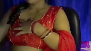 Une bhabhi desi sexy se touche les seins en soutien-gorge en ouvrant son vêtement pour se baiser.