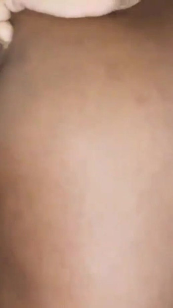 Sort en voiture avec un fan | Clip 1