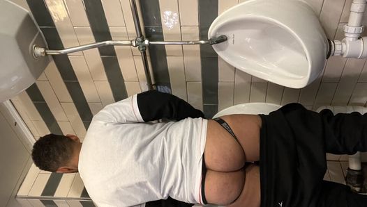 Chico heterosexual masturbándose en baño público Así que lo follé