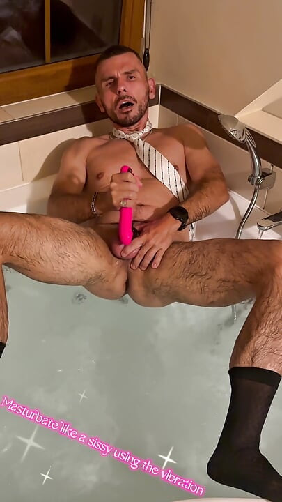 Clothed Bath with Mancunt Exposure and Dicklet Stroking