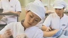 Japanische Krankenschwester bearbeitet haarigen Penis