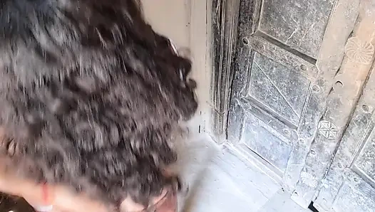 Hintli kadın su döküyor