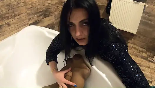 Fetish kencing di kamar mandi dengan pakaian mengkilap. Pvc Toilet Gaun Menggoda dan Bicara Kotor