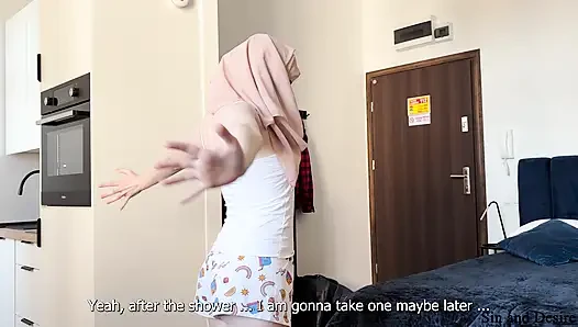 "Babanın yarağınınkinden daha büyük!" Arap üvey anne paylaşılan bir otel odasında üvey oğlunun sünnetsiz yarağını kocasıyla karşılaştırıyor