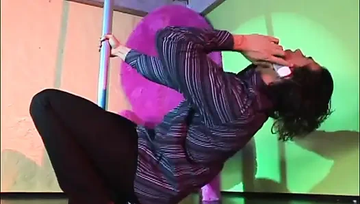 Стриптизершу трахают в задницу