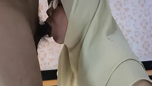 Guru bermaksud mengajari siswa pekerjaan, tetapi pada akhirnya, guru menyerah karena siswa terlalu besar.