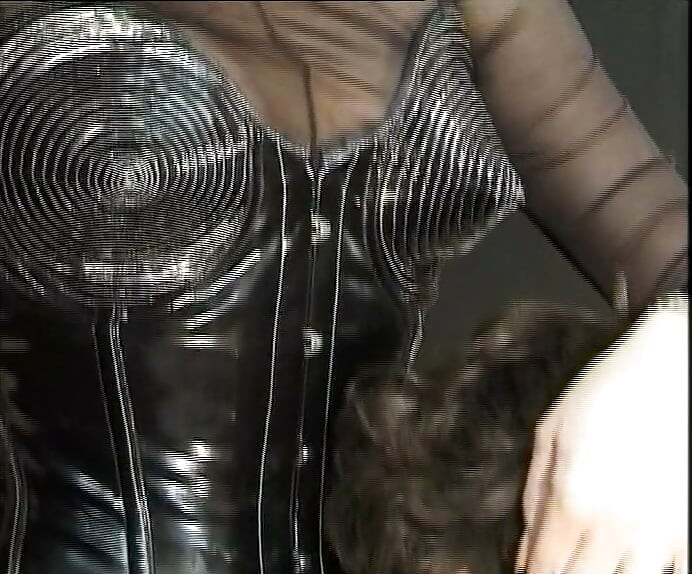 Versaute deutsche latex-schlampen haben BDSM-orgie